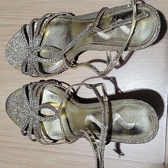 Audrey Brooke gold heels - Picture 2 of 4